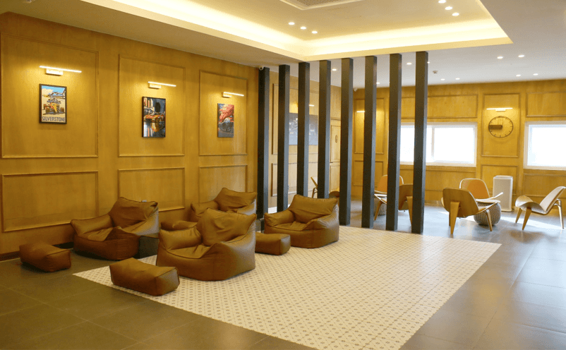 빈백과 편안한 인테리어의 고객 대기실