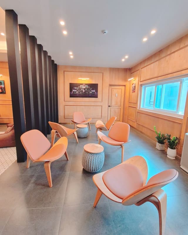 편안한 소파와 인테리어의 대기 공간