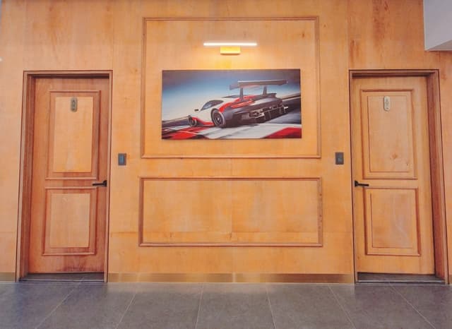 따뜻한 분위기의 고객 라운지